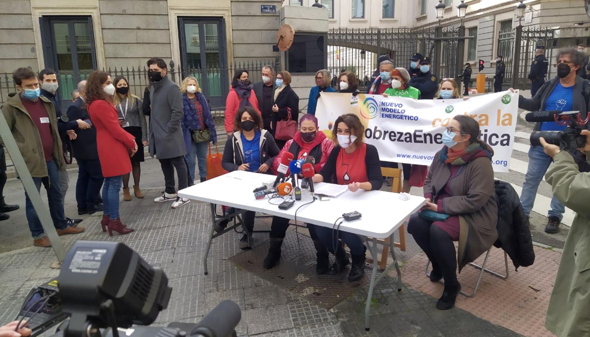 Rueda frente al Congreso este 17 de diciembre para exigir al Gobierno medidas concretas para prohibir cortes de suministro a las familias vulnerables.